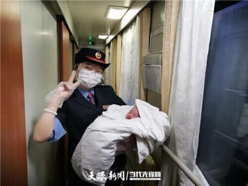 孕妇在列车上突然临盆（孕妇车上突然临产）(3)